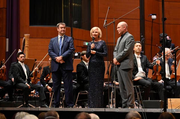 Markus Söder, Julia Lehner und Jens-Daniel Herzog beim 2. Philharmonischen Konzert zum 100. Geburtstag der Staatsphilharmonie Nürnberg in der Meistersingerhalle. Nürnberg, 15.10.2022