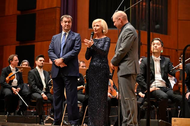 Markus Söder, Julia Lehner und Jens-Daniel Herzog beim 2. Philharmonischen Konzert zum 100. Geburtstag der Staatsphilharmonie Nürnberg in der Meistersingerhalle. Nürnberg, 15.10.2022