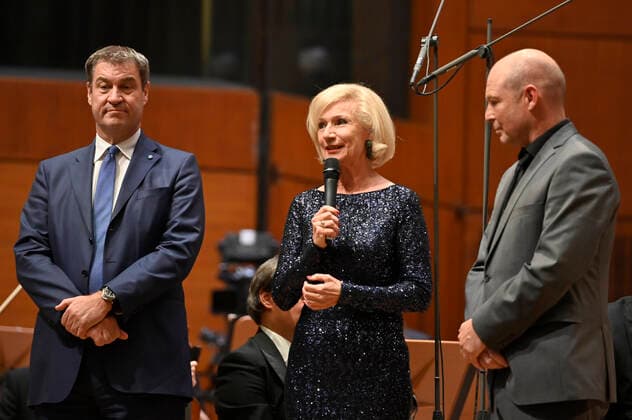 Markus Söder, Julia Lehner und Jens-Daniel Herzog beim 2. Philharmonischen Konzert zum 100. Geburtstag der Staatsphilharmonie Nürnberg in der Meistersingerhalle. Nürnberg, 15.10.2022