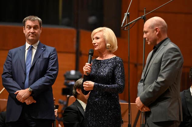 Markus Söder, Julia Lehner und Jens-Daniel Herzog beim 2. Philharmonischen Konzert zum 100. Geburtstag der Staatsphilharmonie Nürnberg in der Meistersingerhalle. Nürnberg, 15.10.2022