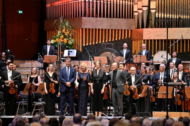 News Bilder des Tages Markus Söder, Julia Lehner, Joana Mallwitz und Jens-Daniel Herzog beim 2. Philharmonischen Konzert zum 100. Geburtstag der Staatsphilharmonie Nürnberg in der Meistersingerhalle. Nürnberg, 15.10.2022
