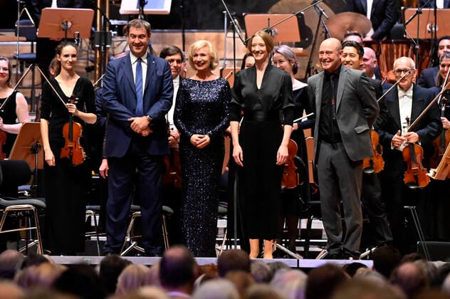 Markus Söder, Julia Lehner, Joana Mallwitz und Jens-Daniel Herzog beim 2. Philharmonischen Konzert zum 100. Geburtstag der Staatsphilharmonie Nürnberg in der Meistersingerhalle. Nürnberg, 15.10.2022