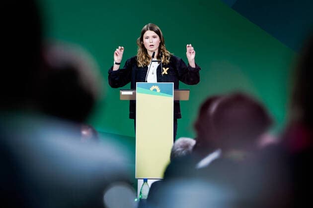 News Themen der Woche KW41 News Bilder des Tages Bundesparteitag Buendnis 90 Die Gruenen (48. Ordentliche Bundesdelegiertenkonferenz Bonn 2022) Aktuell, 16.10.2022, Bonn, Klimaaktivistin Luisa Neubauer im Portrait bei ihrer Rede beim Bundesparteitag von Buendnis90 Die Grunen der 48. Ordentlichen Bundesdelegiertenkonferenz Bonn 2022 der Partei Buendnis 90 Die Gruenen Bonn Nordrhein-Westfalen Deutschland *** Federal Party Congress Buendnis 90 The Greens 48 Ordinary Federal Delegates Conference Bonn 2022 Current, 16 10 2022, Bonn, climate activist Luisa Neubauer in portrait during her speech at the Federal Party Congress of Buendnis90 The Greens of the 48 Ordinary Federal Delegates Conference Bonn 2022 of the party Buendnis 90 The Greens Bonn North Rhine Westphalia Germany