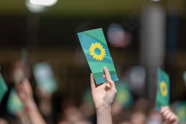 News Themen der Woche KW41 Delegierte geben Ihre Stimme per Karte im stehen ab, da in der Ergebnisfindung keine eindeutige Mehrheit erkennbar war. Der Parteitag von Bündnis 90 Die Grünen im WCCB in Bonn ist die 48. Bundesdelegiertenkonferenz BDK der Partei. Nach drei digitalen Parteitagen gibt es nun wieder ein Treffen in Präsenz. 16.10.2022 Bonn Gronau NRW Deutschland *** Delegates give your vote by card in standing, because in the result finding no clear majority was recognizable The party conference of Bündnis 90 Die Grünen in the WCCB in Bonn is the 48 Federal Delegates Conference BDK of the party After three digital party congresses there is now again a meeting in presence 16 10 2022 Bonn Gronau NRW Germany
