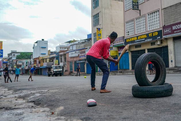 News Themen der Woche KW41 Young People Are Playing Cricket In The Streets Of Colombo Young people are playing cricket in the streets of Colombo on October 16, 2022 in Colombo, Sri Lanka. They have used tires for Wicket and sandals for Wide. On Sundays and public holidays, many young people play cricket on the streets of Colombo. Colombo Sri Lanka  Copyright: xThilinaxKaluthotagex originalFilename: kaluthotage-notitle221016_npb54.jpg