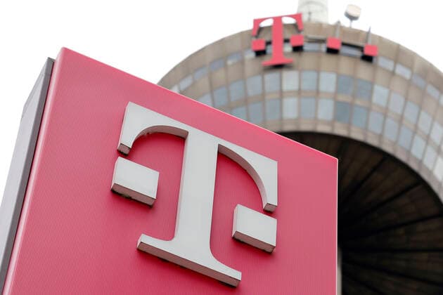 Das Logo der Deutsche Telekom AG an einem Verwaltungssitz des Telekommunikation-Anbieters. Im Hintergrund der Fernsehturm Colonius, ebenfalls mit Telekom-Logo. Der Bonner Konzern ermöglicht laut eigenen Angaben inzwischen 92 Prozent der Haushalte die Versorgung mit 5G. (Themenbild, Symbolbild) Köln, 16.10.2022 NRW Deutschland *** The logo of Deutsche Telekom AG on an administrative headquarters of the telecommunications provider In the background, the Colonius television tower, also with the Telekom logo The Bonn-based group says it now provides 92 percent of households with 5G coverage Topic image, symbol image Cologne, 16 10 2022 NRW Germany Copyright: xChristophxHardtx