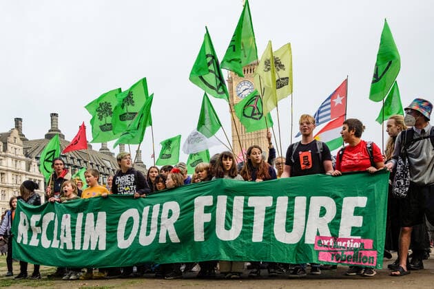 News Themen der Woche KW41 News Bilder des Tages XR march in London London, UK. 16 OCT, 2022. Extinction Rebellion march Reclaim Our Future from Hyde Park to Parliament Square. London England UK Copyright: xJoaox