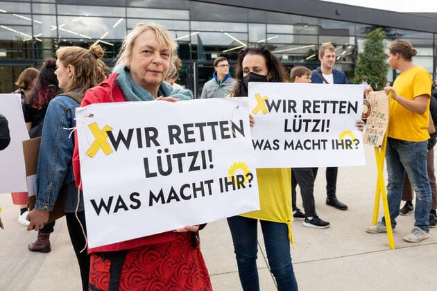 Bilder des Jahres 2022, News 10 Oktober News Themen der Woche KW41 News Bilder des Tages Initiativen von Lützerath bleibt sowie Friedas for Future zeigen ihren Unmut nach dem gescheiterten Änderungsantrag der Grünen Jugend - Der Parteitag von Bündnis 90 Die Grünen im WCCB in Bonn ist die 48. Bundesdelegiertenkonferenz BDK der Partei. 16.10.2022 Bonn Gronau NRW Deutschland *** Initiatives of Lützerath remains as well as Friedas for Future show their displeasure after the failed amendment of the Green Youth The party conference of Bündnis 90 Die Grünen in the WCCB in Bonn is the 48 Federal Delegates Conference BDK of the party 16 10 2022 Bonn Gronau NRW Germany