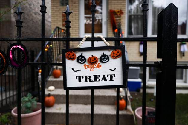 Halloween Decorations In The United States Halloween decorations outside a house in Chicago, United States, on October 16, 2022. Chicago United States  Copyright: xBeataxZawrzelx originalFilename: zawrzel-hallowee221016_npUck.jpg