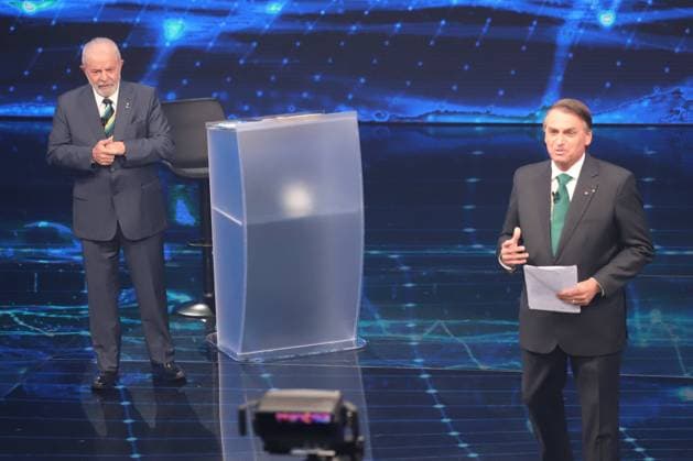 News Themen der Woche KW41 News Bilder des Tages Brasilien, Fernsehdebatte mit da Silva und Bolsonaro in Sao Paulo October 16, 2022, Sao Paulo, Brazil: Debate between the candidates for the Presidency of Brazil Jair Bolsonaro (PL) and Luiz Inacio Lula da Silva (PT) held by the pool of vehicles composed by Grupo Bandeirantes, in partnership with TV Cultura, the UOL portal and the Folha de S.Paulo newspaper, at Band tv studios in Sao Paulo, on Sunday (16).  Copyright: xLecoxVianax