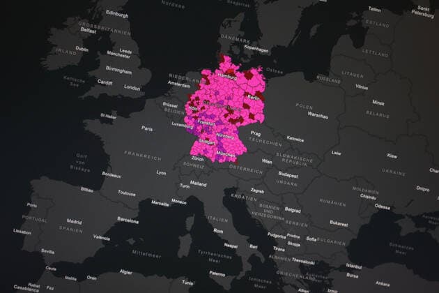 Dashboard des RKI, die 7-Tage-Inzidenz liegt nun bei 680,9 7-Tage-Inzidenz, Dashboard des RKI auf einem Monitor am 17.10.2022 in Siegen Deutschland.