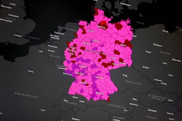 Dashboard des RKI, die 7-Tage-Inzidenz liegt nun bei 680,9 7-Tage-Inzidenz, Dashboard des RKI auf einem Monitor am 17.10.2022 in Siegen Deutschland.