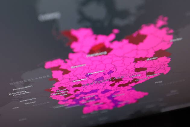 Dashboard des RKI, die 7-Tage-Inzidenz liegt nun bei 680,9 7-Tage-Inzidenz, Dashboard des RKI auf einem Monitor am 17.10.2022 in Siegen Deutschland.