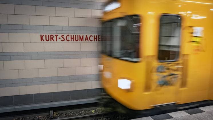 Berlin Reinickendorf, ÖPNV: BVG, U-Bahn Linie U6 am Kurt-Schumacher-Platz - 17.10.2022 Berlin