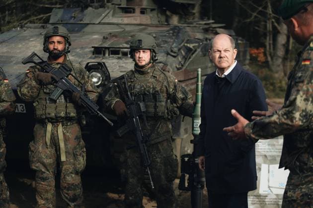 News Bilder des Tages Besuch des Kanzlers bei der Bundeswehr Bundeskanzler Olaf Scholz besucht die Ausbildungs- und Lehrübung des Heeres am 17.10.2022 in Bergen Niedersachsen Deutschland 20221017_BundeswehrBergenScholz_51 *** Chancellors visit to the Bundeswehr Chancellor Olaf Scholz visits the Armys training and doctrinal exercise on 17 10 2022 in Bergen Lower Saxony Germany 20221017 BundeswehrBergenScholz 51