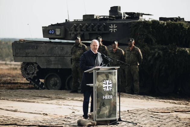 News Bilder des Tages Besuch des Kanzlers bei der Bundeswehr Bundeskanzler Olaf Scholz besucht die Ausbildungs- und Lehrübung des Heeres am 17.10.2022 in Bergen Niedersachsen Deutschland 20221017_BundeswehrBergenScholz_87 *** Chancellors visit to the Bundeswehr Chancellor Olaf Scholz visits the Armys training and doctrinal exercise on 17 10 2022 in Bergen Lower Saxony Germany 20221017 BundeswehrBergenScholz 87