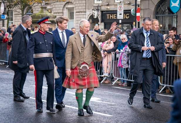 Bilder des Jahres 2022, Entertainment 10 Oktober Entertainment Bilder des Tages . 17 10 2022. Aberdeen, United Kingdom. King Charles III during a visit to Aberdeen in Scotland, where he met families who have settled in the city from Afghanistan, Syria and Ukraine.  xPoolx xi-Imagesx IIM-23849-0003