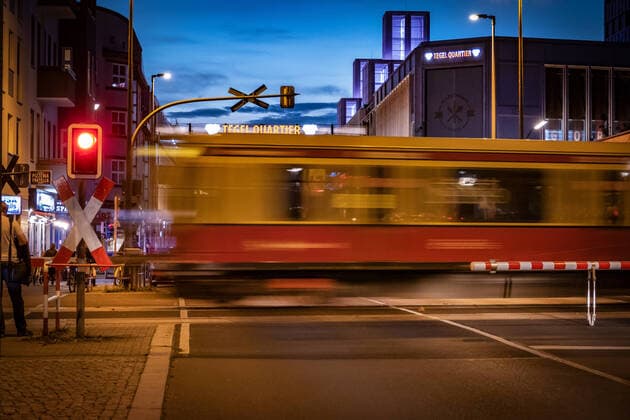 Berlin Reinickendorf OT Tegel; S-Bahn Schranke Bahnübergang in der Gorkistraße - 17.10.2022 Berlin