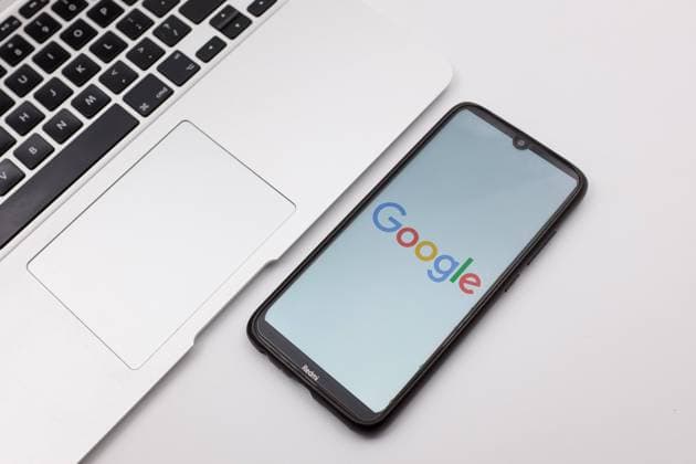 Logo Photo Illustration In this photo illustration a Google logo seen displayed on a smartphone screen on a desk next to a Macbook in Athens, Greece on October 17, 2022. (Photo illustration by Nikolas Kokovlis NurPhoto) Athens Greece  Copyright: xNikolasxKokovlisx originalFilename: kokovlis-notitle221017_np0GU.jpg
