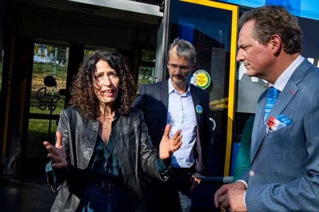 (L-R) Senatorin für Umwelt, Mobilität, Verbraucher- und Klimaschutz Bettina Jarasch, Gerd Huebner von Berlin4Future und Gruender der Stiftung Gesunde Erde - Gesunde Menschen Eckart von Hirschhausen waehrend der Vorstellung des KlimaTrams in Berlin am 17. Oktober 2022. Vorstellung des KlimaTrams in Berlin *** L R Senator for the Environment, Mobility, Consumers and Climate Protection Bettina Jarasch, Gerd Huebner of Berlin4Future and founder of the Healthy Earth Foundation Healthy People Eckart von Hirschhausen during the presentation of the KlimaTram in Berlin on 17 October 2022 Presentation of the KlimaTram in Berlin