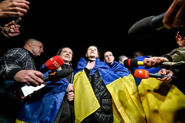 Bilder des Jahres 2022, News 10 Oktober News Bilder des Tages ZAPORIZHZHIA, UKRAINE - OCTOBER 17, 2022 - Women released from russian captivity within the framework of a large-scale exchange of POWs speak with journalists during the meeting in Zaporizhzhia, southeastern Ukraine. Ukraine returns 108 military and civil women POWs from russian captivity  Copyright: xDmytroxSmolyenkox