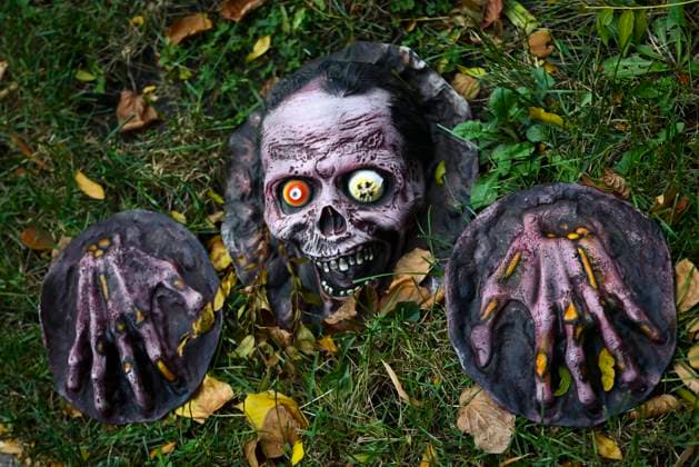Halloween Decorations In The United States Halloween decorations outside a house in Lincoln Square area in Chicago, United States, on October 17, 2022. Chicago United States  Copyright: xBeataxZawrzelx originalFilename: zawrzel-hallowee221017_npAYR.jpg