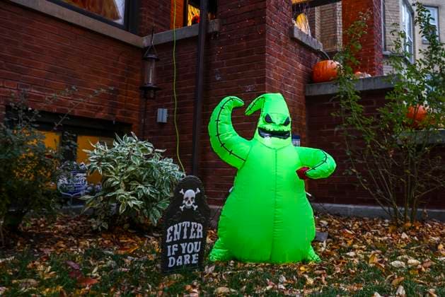 Halloween Decorations In The United States Halloween decorations outside a house in Lincoln Square area in Chicago, United States, on October 17, 2022. Chicago United States  Copyright: xBeataxZawrzelx originalFilename: zawrzel-hallowee221017_npAfr.jpg