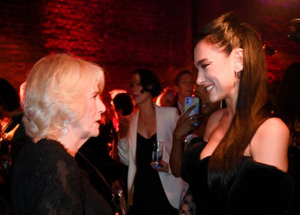 . 17 10 2022. London, United Kingdom. Camilla, Queen Consort, with Dua Lipa at the 2022 Booker Prize awards ceremony in London.  xPoolx xi-Imagesx IIM-23852-0009