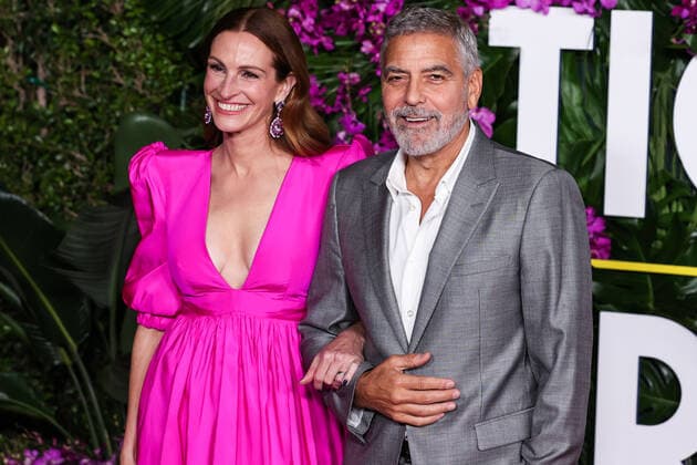 Los Angeles Premiere Of Universal Pictures Ticket To Paradise American actress Julia Roberts wearing a Greta Constantine dress and Chopard jewelry and American actor George Clooney arrive at the Los Angeles Premiere Of Universal Pictures Ticket To Paradise held at Regency Village Theatre in Westwood, Los Angeles, California, United States. Regency Village Theatre, Westwood, Los Angeles, California California United States  Copyright: xImagexPressxAgencyx originalFilename: collin-losangel221018_npQSO.jpg