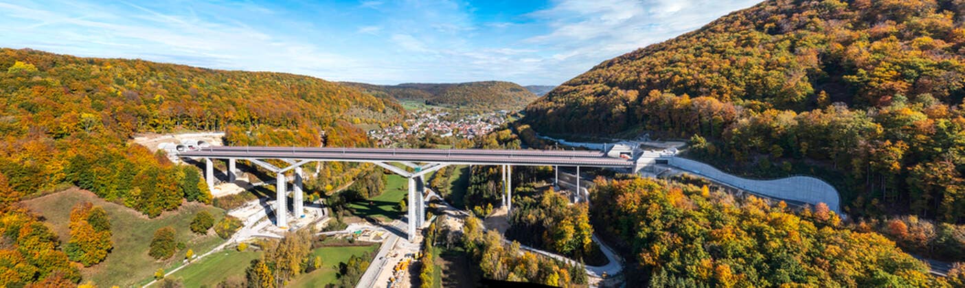 Bilder des Jahres 2022, News 10 Oktober News Bilder des Tages Eine der höchsten Eisenbahnbrücken in Deutschland ist fertig gebaut, die Kräne sind abgebaut. Die rund 500 Meter lange Filstalbrücke ist Teil der künftigen Hochgeschwindigkeitsstrecke Stuttgart - Ulm. Die 85 Meter hohe Brücke ist nach Bahnangaben die dritthöchste Eisenbahnbrücke in Deutschland. Im Dezember 2022 rollen hier die ersten Züge. 18.10.2022: DEU, Deutschland, Baden-Württemberg, Mühlhausen im Täle. *** One of the highest railroad bridges in Germany has been completed, the cranes have been dismantled The approximately 500-meter-long Filstal Bridge is part of the future high-speed rail line Stuttgart Ulm According to the railroad, the 85-meter-high bridge is the third-highest railroad bridge in Germany The first tr