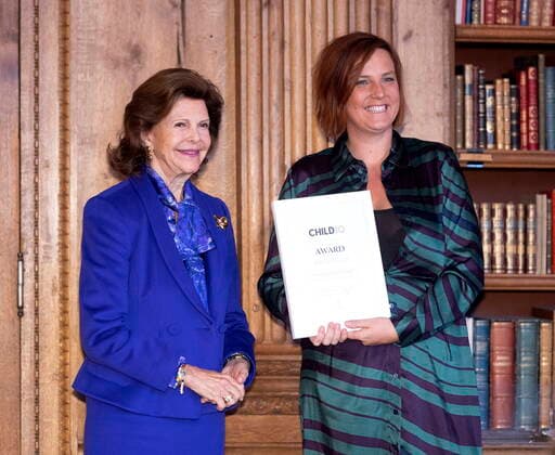 STOCKHOLM 20221018 Nele Broothaerts from the Belgian organization Child Focus receives an award from Queen Silvia during the ceremony of the Child10 award in the Bernadotte Library at Stockholm Palace STOCKHOLM SWEDEN x60160x,  Copyright: xStefanxJerrevang TTx CHILD 10-PRISET