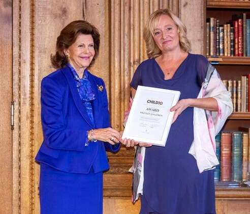 STOCKHOLM 20221018 Nina Vaaranen Valkonen fran den finska organizationen Protect Children tar emot pris av Drottning Silvia under ceremonin av Child10 priset i Bernadottebiblioteket pa Stockholms Slott STOCKHOLM SVERIGE x60160x,  Copyright: xStefanxJerrevang TTx CHILD 10-PRISET