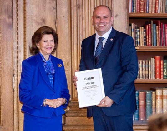 STOCKHOLM 20221018 Tomislav Ramljak from the Croatian organization Center for Missing and Exploited Children receives an award from Queen Silvia during the ceremony of the Child 10 award in the Bernadotte Library at Stockholm Palace STOCKHOLM SWEDEN x60160x,  Copyright: xStefanxJerrevang TTx CHILD 10-PRISET