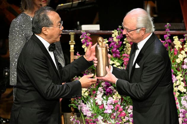 Bilder des Jahres 2022, Entertainment 10 Oktober Entertainment Bilder des Tages STOCKHOLM 20221018 Kung Carl Gustaf delar ut pris till arets pristagare, cellisten Yo-Yo Ma, under utdelningen av Birgit Nilsson Prize pa Konserthuset pa tisdagskvällen. Stockholm Sverige x10060x *** STOCKHOLM 20221018 King Carl Gustaf hands out a prize to this years prizewinner, cellist Yo Yo Ma, during the awarding of the Birgit Nilsson Prize at the Konserthuset on Tuesday evening Stockholm Sweden x10060x,  Copyright: xHenrikxMontgomery TTx BIRGIT NILSSON PRIZE 2022
