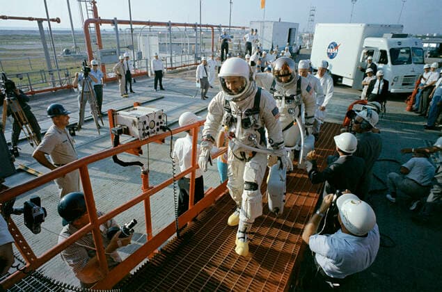October 18, 2022, Cape Canaveral, FL, United States: NASA astronaut James A. McDivitt, commander of the Gemini Titan 4 space mission, followed by Edward H. White II, pilot, as they walk up the ramp at Pad 19 during prelaunch countdown at the Kennedy Space Center, June 3, 1965 in Cape Canaveral, Florida. McDivitt commanded the first spacewalk mission and took part in the first crewed orbital flight of a the lunar module, during Apollo 9 died October 15, 2022 at age 93. Cape Canaveral United States - ZUMAp138 20221018_zaa_p138_021 Copyright: xNasa Nasax