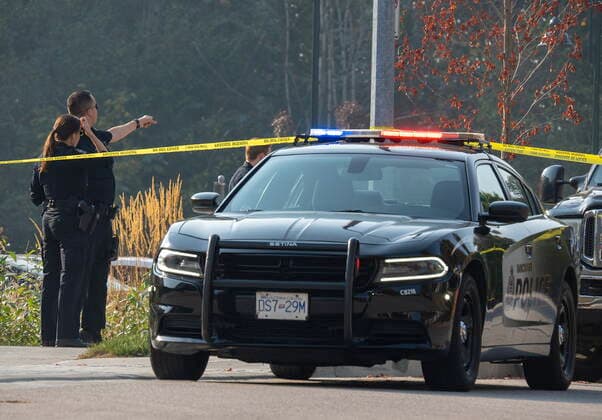 October 18, 2022, BURNABY, B.C, CANADA: VPD officers are seen near a homeless encampment where a female member of the RCMP was stabbed to death in Burnaby, B.C. Tuesday, October 18, 2022. An RCMP officer in Burnaby, B.C., has been stabbed to death in what Solicitor General Mike Farnworth calls a terrible tragedy. BURNABY CANADA  - ZUMAc35_ 20221018_zaf_c35_114 Copyright: xJonathanxHaywardx