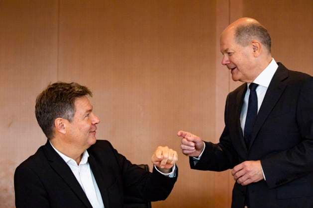 News Bilder des Tages Bundeskanzler Olaf Scholz (C-R) spricht mit Wirtschaftsminister Robert Habeck (C-L) vor der Kabinettssitzung in Berlin am 19. Oktober 2022. Wochentliche Kabinettssitzung in Kanzleramt *** Chancellor Olaf Scholz C R talks to Economics Minister Robert Habeck C L ahead of cabinet meeting in Berlin on October 19, 2022 Weekly cabinet meeting in Chancellery