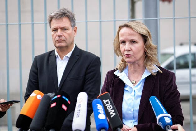 Pressestatement im Anschluss an die Kabinettsitzung und den Kabinettbeschluss zur Novelle des Atomgesetzes Aktuell, 19.10.2022, Berlin, Bundeswirtschafts- und Klimaminister Robert Habeck (Gruene) gemeinsam mit Bundesumweltministerin Steffi Lemke (Gruene) beim Pressestatement im Anschluss an die Kabinettsitzung und den Kabinettbeschluss zur Novelle des Atomgesetzes Berlin Berlin Deutschland *** Press statement following the cabinet meeting and the cabinet decision on the amendment of the Atomic Energy Act Current, 19 10 2022, Berlin, Federal Minister of Economics and Climate Robert Habeck Gruene together with Federal Environment Minister Steffi Lemke Gruene at the press statement following the cabinet meeting and the cabinet decision on the