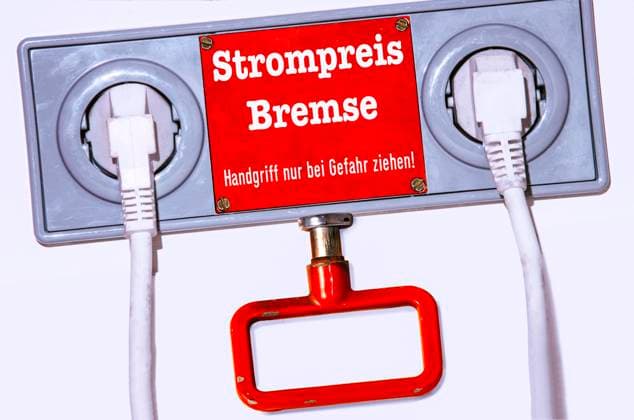 Symbolfoto Strompreisbremse, 2022 Deutschland, 2022, Strompreisbremse, Symbolfoto, Vorschlag Stromverbraucher sollen den Grundbedarf verbilligt erhalten, gedeckelter Anteil, Preisdeckel, Obergrenze für Strompreise, Strompreisdeckel, Entlastung, Entlastungspaket, Strompreis, Strompreise steigen, symbolisch Notbremse mit Handgriff an einer Steckdosenleiste, Symbol, Symbolbild, Deckel, Stromtarife, Stromtarif, Stromkosten, Stromkrise, Preissteigerung, Preis, Kosten deckeln, Tarif, Stromrechnung, Strom, Haushalt, Stromversorger, Stromanbieter, Energie, Energiekrise, Energieverbrauch, Energiekosten, Energiepreis, Stromverbrauch, Nahaufnahme, closeup, still, *** Symbol photo electricity price brake, 2022 Germany, 2022, electricity price brake, s