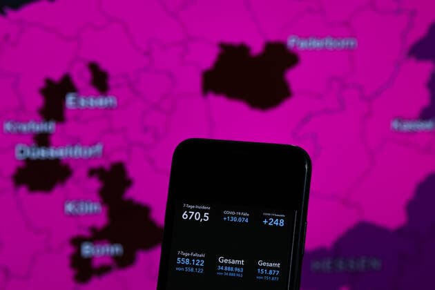 Coronavirus in Deutschland - Covid-19-Dashboard des Robert Koch-Institut 19.10.2022, Robert Koch-Institut: 7-Tage-Inzidenz 670,5. 7-Tage-Fallzahl 558.122. COVID-19-Fälle 34.888.963. Zugang um 130.074 gegenüber dem Vortag. COVID-19-Todesfälle 151.877. Zugang um 248 gegenüber dem Vortag.
