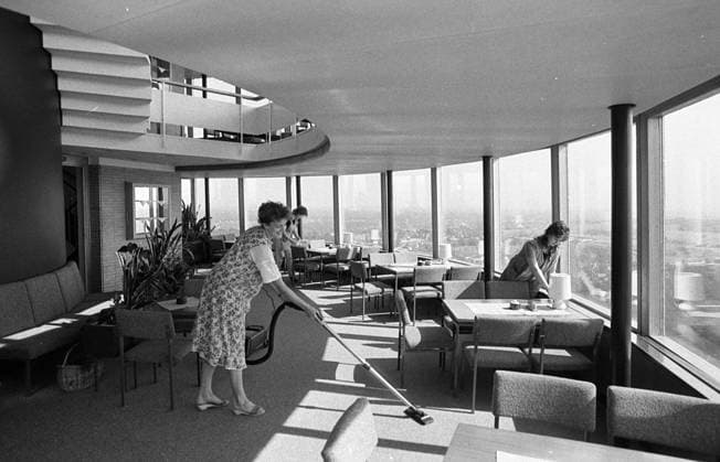 RECORD DATE NOT STATED DDR, Dresden, historisch, Gebäude, Wahrzeichen: Fernsehturm, Café, Vorbereitungen zur Eröffnung nach Renovierung im August 1988. Im Frauen (namentlich nicht benannt) bei der Reinigung im Gastraum. Veröffentlichung in Sächsische Zeitung am 01.08.1988: Es gibt nicht nur Kaffee in 150 m Höhe. Ab heute 10 Uhr öffnet Dresdens höchstgelegene HO-Gaststätte im Fernsehturm in rund 150 m Höhe wieder ihre Tür. In einer zehnwöchigen Renovierungs-, Instandsetzungs- und Rekonstruktionskur wurde das Fersehturmcafé zu neuem Glanz gebracht. Kompliziertestes Vorhaben war das Auswechseln der 64 Scheiben. ! ACHTUNG Aufnahmedatum laut Beschriftung *** GDR, Dresden, historical, Building, Landmark Television tower, Coffee shop, Preparations to Op Copyright: xSZ GunterxHübnerx