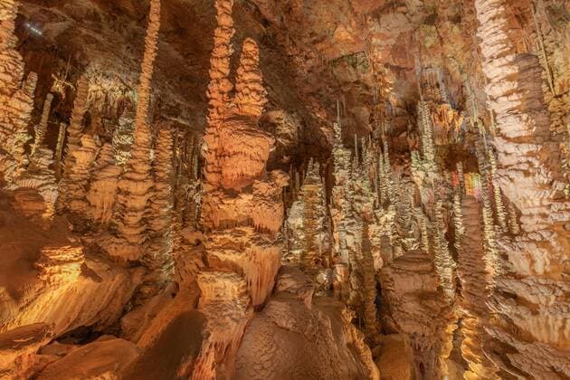 Die Aven-Armand-Schlucht 100 Meter unter der Erde, wo der größte bekannte Stalagmit der Welt 30 Meter hoch ist. Hures-la-parade, Lozere, Frankreich, Europa