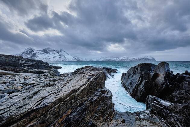 Creative Highlights World Wellen der norwegischen See, die an einer felsigen Küste im Fjord zerschellen. Vikten, Lofoten Inseln, Norwegen, Europa *** Waves the Norwegian Lake, the to a rocky Coast at Fjord shattered vikten, Lofoten islands, Norway, Europe Copyright: imageBROKER/DmitryxRukhlenko ibxdmr08611542.jpg