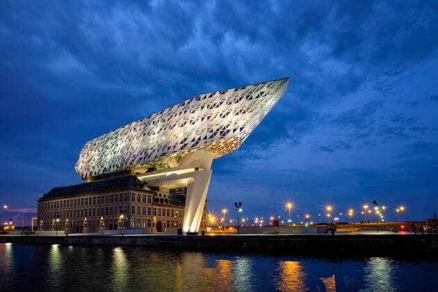 Creative Highlights World ANTWERPEN, BELGIEN, 27. MAI 2018: Hauptsitz der Antwerpener Hafenverwaltung, entworfen von der berühmten iranischen Architektin Zaha Hadid, Antwerpen, Belgien, bei Nacht beleuchtet, Europa *** ANTWERP, BELGIUM, 27 May 2018 Headquarters the Antwerp port administration, designed from the famous Iranian Architect Zaha Hadid, Antwerp, Belgium, at Night illuminated, Europe Copyright: imageBROKER/DmitryxRukhlenko ibxdmr08692544.jpg