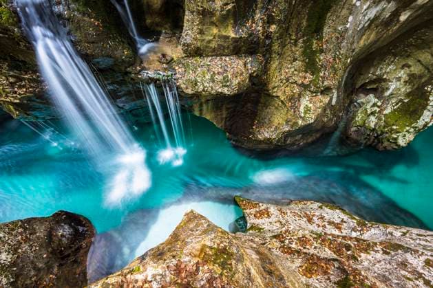  Creative Highlights World Gebirgsfluss Soca fließt durch engen Canyon, Soca-Tal, Triglav Nationalpark, Bovec, Slowenien, Europa *** Gebirgsfluß Soca flows through tight canyon, Soca Valley, Triglav national park, Bovec, Slovenia, Europe Copyright: imageBROKER/RobertxHaasmann ibxroh08717552.jpg