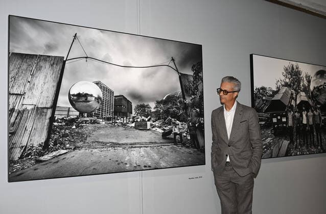 Bilder des Jahres 2022, Entertainment 10 Oktober Milan, Italy MAX VADUKUL THE WITNESS Climate Change presentation of the photographer s exhibition dedicated to the environment at the SOZZANI FONATION present various guests from the world of entertainment, culture and politics. In the picture: Max Vadukul  Copyright: xNickxZonnax xipa-agency.netx xNickxZonnax