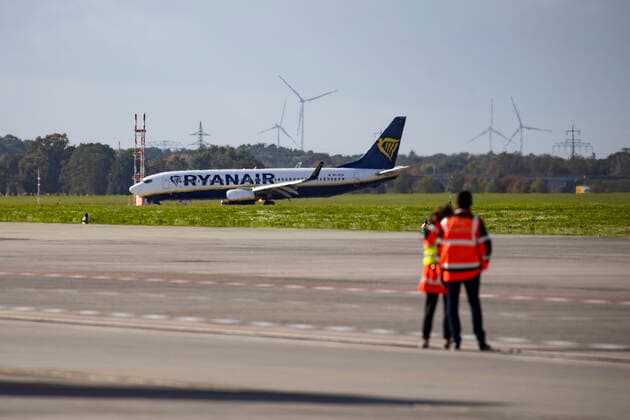 Ein Ryanair Flugzeug landet am Flughafen BER Willy Brandt in Schoenefeld, Brandenburg am 11. Oktober 2022. Features BER *** A Ryanair plane lands at BER Willy Brandt airport in Schoenefeld, Brandenburg on October 11, 2022 Features BER