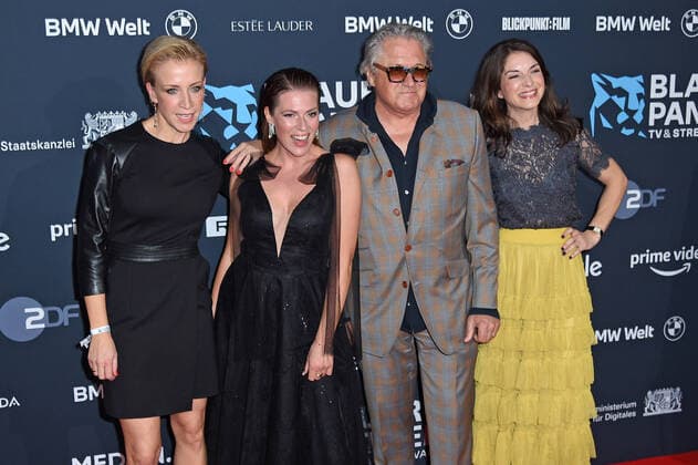 Annika Ernst, Nele Kiper, Michael Brandner, Bianca Hein bei der Preisverleihung Blauer Panther TV & Streaming Award in der BMW-Welt in München am 19.10.2022