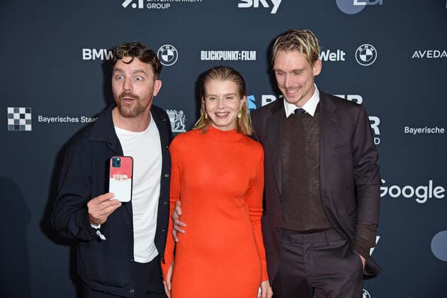 Friedrich Mücke, Alina Tomnikov, Daniel Strässer bei der Preisverleihung Blauer Panther TV & Streaming Award in der BMW-Welt in München am 19.10.2022