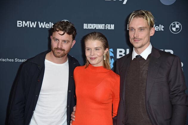 Friedrich Mücke, Alina Tomnikov, Daniel Strässer bei der Preisverleihung Blauer Panther TV & Streaming Award in der BMW-Welt in München am 19.10.2022